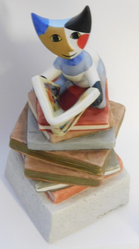 Katze auf bücherstapel - bücherstapel, goebel
