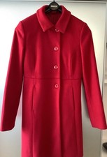 Roter Damenmantel der  Firma
