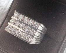 Ein dreireihiger ring mit - ein,