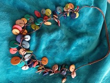 Schöne Halskette mit verschiedenfarbigen Holzscheiben