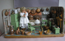 Antike Puppenküche mit viel