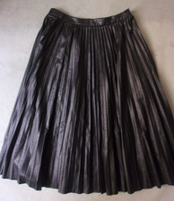 ROCK aus LEDERIMITAT mit Plisseefalten von BANANA REPUBLIC - Gr. M - Schwarz