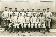 Foto-AK KÜSTRIN /Oder Soldaten auf Hof vor Haus 1915 Feldpost