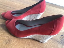 Rote Keil-Peep-Toes von Mark