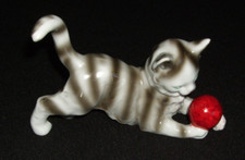 Antik Porzellan Katze mit rotem Ball grau getigert aus altem Nachlass