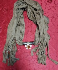 Schal mit Fransen und Perlen