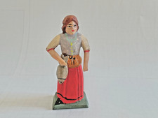 original Grulicher Krippenfigur, Gabenbringer Frau mit Fisch   7,5 cm