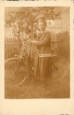 Junges Fräulein im Kleid mit Damenfahrrad um 1920, Foto-Postkarte
