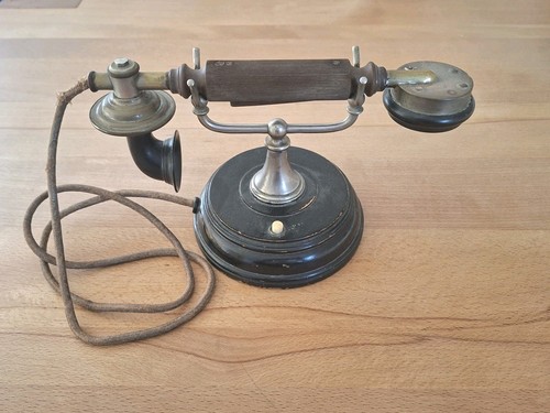 Sehr altes telefon von - sehr,