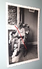 Kleiner Junge schaut Spielzeug an Geburtstag Stuhl mit Blumen Vintage Foto 4991