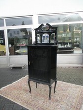 Englisches Salonmöbel / Vitrine um 1910 in Hochglanz schwarz