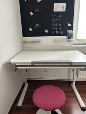 Höhenverstellbarer Kinder-/Jugendschreibtisch + Sitztrainer/Hocker + Magnettafel