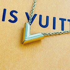 Louis Vuitton Essential V