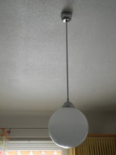 Vintage Pendelleuchte mit weißer Glaskugel und Chromaufhängung