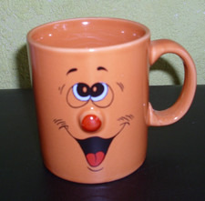 Tasse orange mit Gesicht Höhe 9 cm DM 7 Kaffeebecher bedruckt