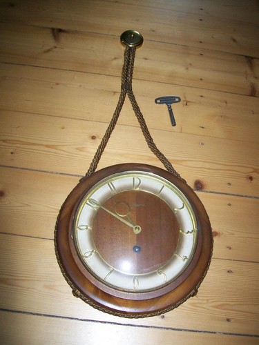 Alte wanduhr zum aufziehen von - wanduhr,