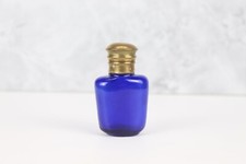 Vintage Kobaltblaue Glasflasche mit Messingverschluss um 1900 - Sammlerstück