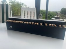 Handgefertigte Kuckucksuhr modern aus Holz, schwarz, Designer Andrea Grattaroli