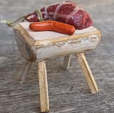 Zubehör für Puppenküche, Kaufmannsladen, Puppenstube Hackklotz mit Wurst 1:12