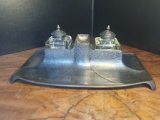 Original antikes Jugendstil-Tintenfass-Schreibtischset. Ein Tintenfass ist besch