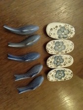 9 Stäbchenablage aus Porzellan Fisch Blau  oval Blumen handbemalt Glasiert