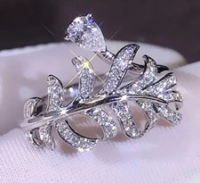 Eleganter Feder-Ring mit Funkelndem Synthetischem Zirkonia Weißgoldbeschichtet 