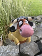 Keramik braune Kuh Gartenkugel