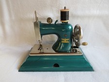 Alte Kindernähmaschine aus