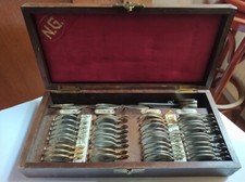 Gläserkasten mit Messbrille aus den 30er Jahren 