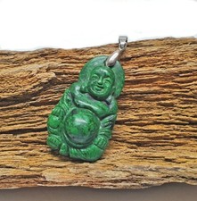 Buddha Anhänger aus Maw Sit Sit Jade / Chloromelanit ca. 47 x 27 x 12 mm 