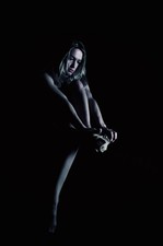 Aktfoto vor Schwarz,  Nude