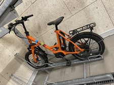 Elektrofahrrad gebraucht mit ansteckbarem Tragekorb für den Gepäckträger.