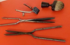 Antikes Frisier Set Bürste Haar Eisen Locken Zange mech. Haar Schneider