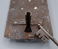 Altes Truhenschloss antik/ Eisen Schloss Truhe + Schlüssel ziseliert geschmiedet