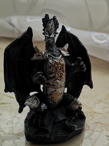 Kleiner drache mit goldener - kleiner,
