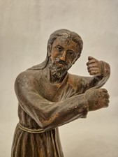 Antike Holzfigur Jesus trägt