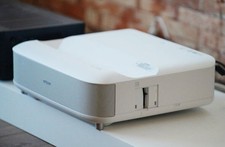 EPSON EH-LS650W 4K UHD (3840 x