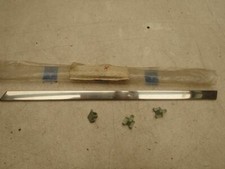 NOS Zierleiste Zierstab vorne Mercedes W126 A1266980280 Stoßstange