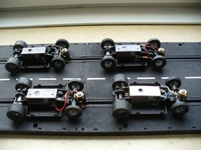 Carrera Universal 4 x Fahrwerk Chassis für Lexan Autos Uni 132 1:32 Slotcar NR.4