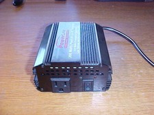 US Norm KFZ Wechselrichter Spannungswandler von 12VDC auf 110VAC 125 Watt RMS