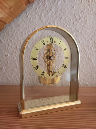 Elegante goldene tischuhr mit - goldene,