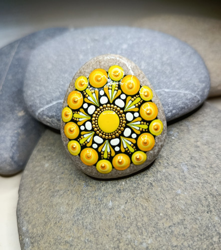 Bemalter stein mandala gelb - stein,,