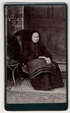 CDV alte viktorianische Dame sitzt vor Haustür Carte de Visite Foto