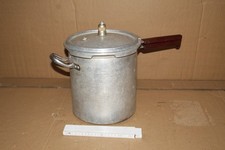 großer alter Schnellkochtopf