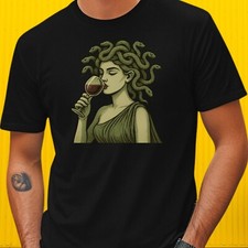 T-Shirt Medusa trinkt Wein –