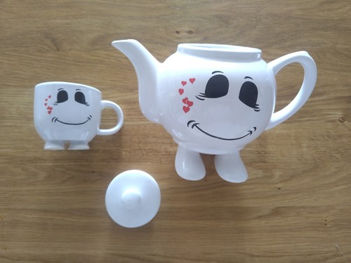 Teekanne und teetasse mit - teetasse,