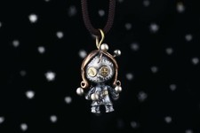 K36 Anhänger Hexe Puppe mit Herz Nadeln 925 Sterlingsilber