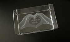 Dekofigur 3D Glasquader Herz aus Händen Gravur Ich liebe Dich Glasstein Stein