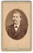 Fotografie Stadler, Aeschach, Portrait junger Herr im Anzug mit Fliege und Zwir 