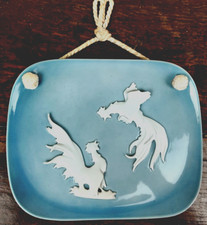 Vintage 50er Jahre Porzellan Bild Wandkachel Wandplatte Hahnenkampf Flachrelief